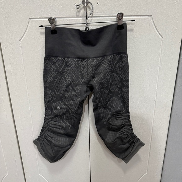 Lululemon Grey In The Flow Crop II - Picture 6 of 12